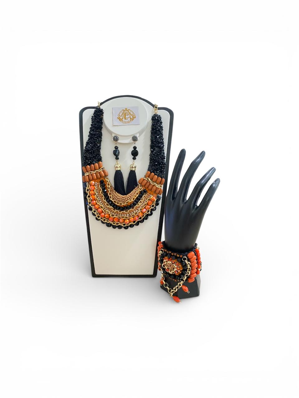 COLLAR NEGRO CON TONOS NARANJAS BORDADO A MANO