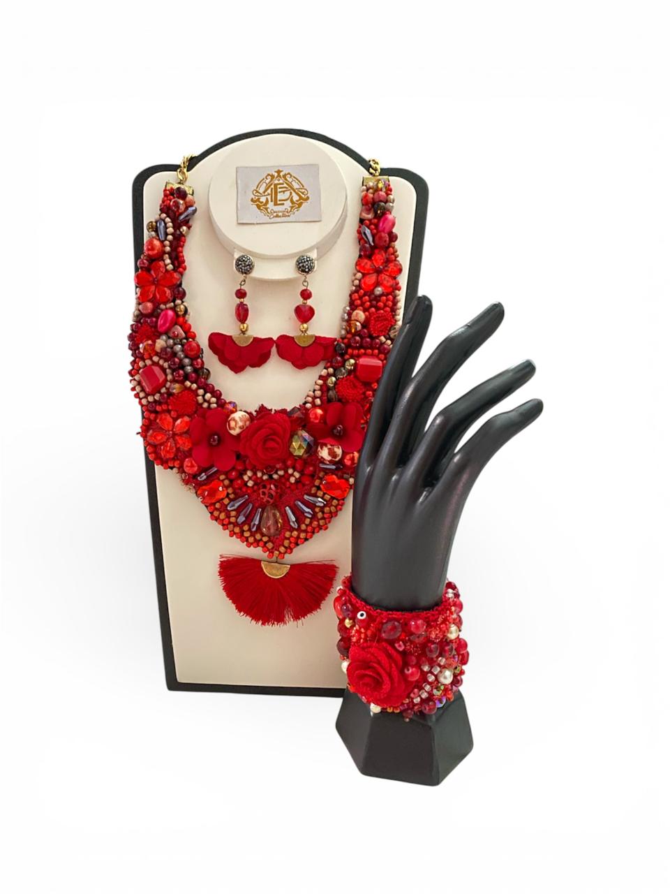 COLLAR ROJO BORDADO A MANO CON FLECO