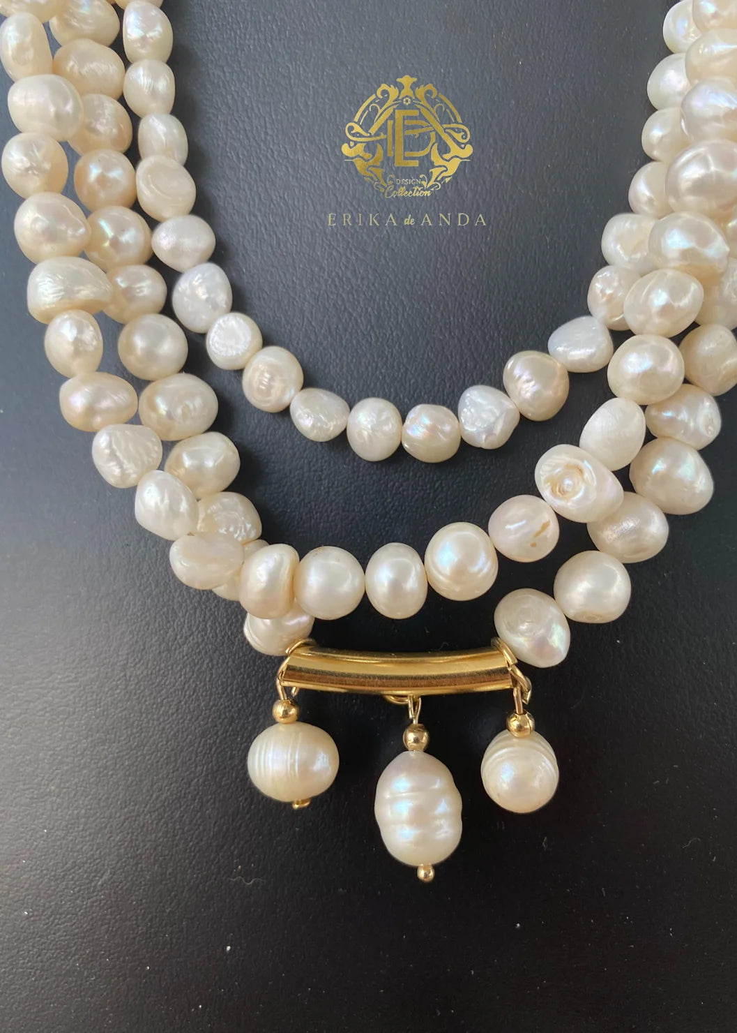 COLLAR DE PERLAS BLANCAS CON ARETES Y PULSERA