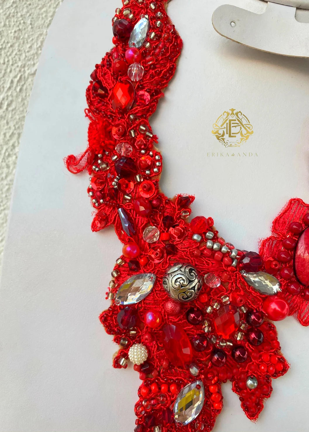 COLLAR ROJO CRISTAL BORDADO CON CHAQUIRÓN,ARETES Y PULSERA