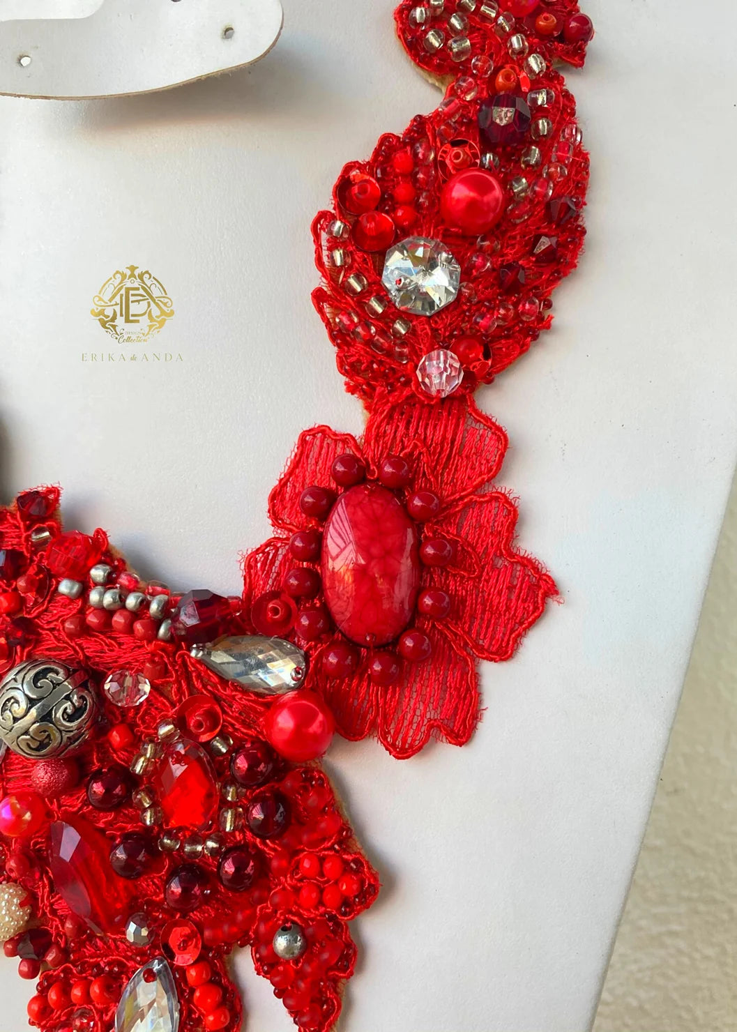 COLLAR ROJO CRISTAL BORDADO CON CHAQUIRÓN,ARETES Y PULSERA