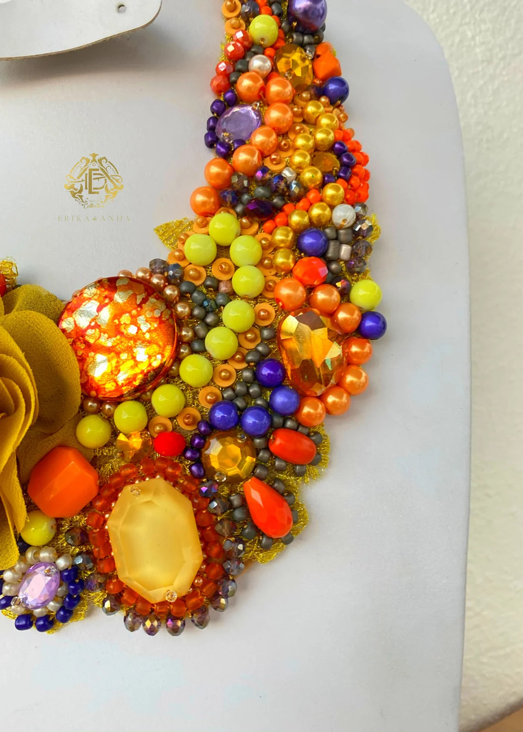 COLLAR CON CHAQUIRON AMARILLA CON ARETES Y PULSERA