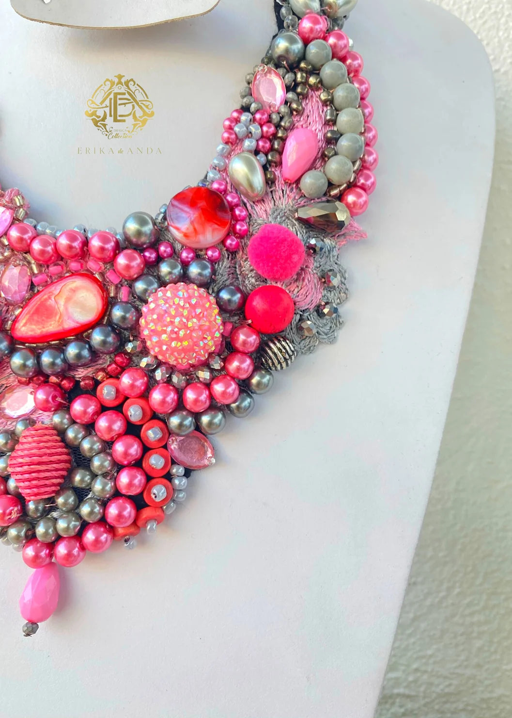 COLLAR ROSA CRISTAL CON MOTAS DE HILO CON ARETES Y PULSERA