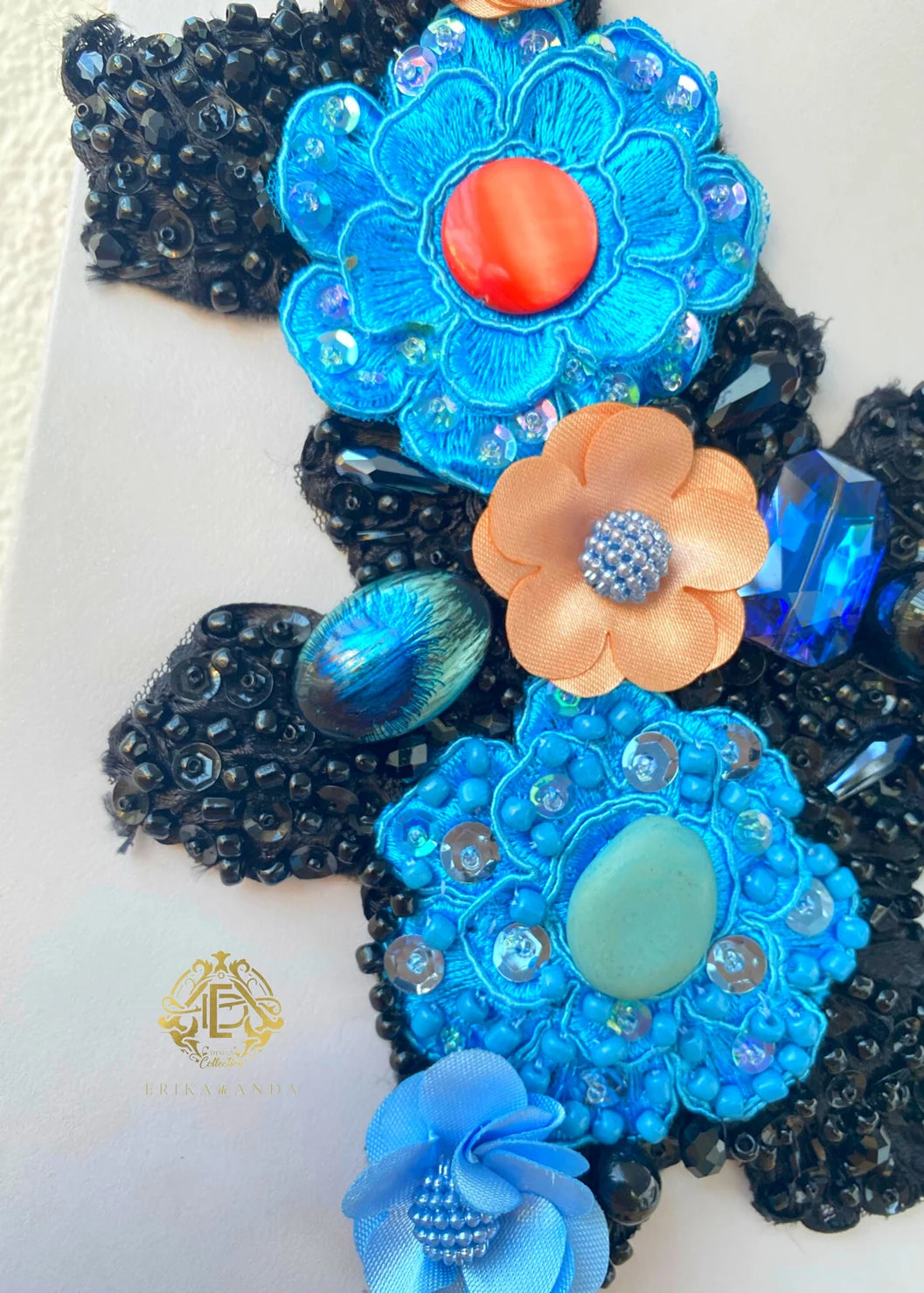 COLLAR NEGRO CHAQUIRÓN, FLOR DE TELA CON ARETES Y PULSERA