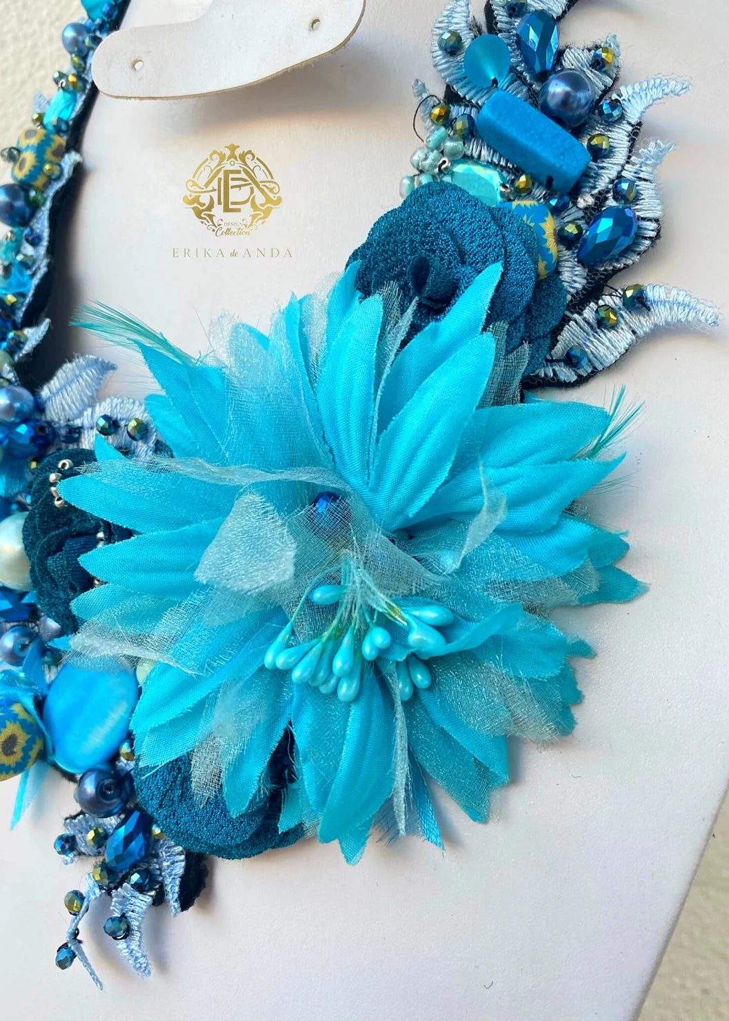 COLLAR AZUL FLOR DE TELA AZUL Y BORDADO