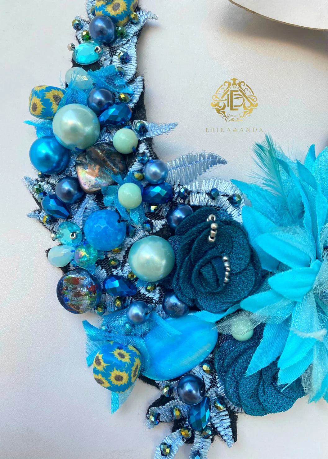 COLLAR AZUL FLOR DE TELA AZUL Y BORDADO