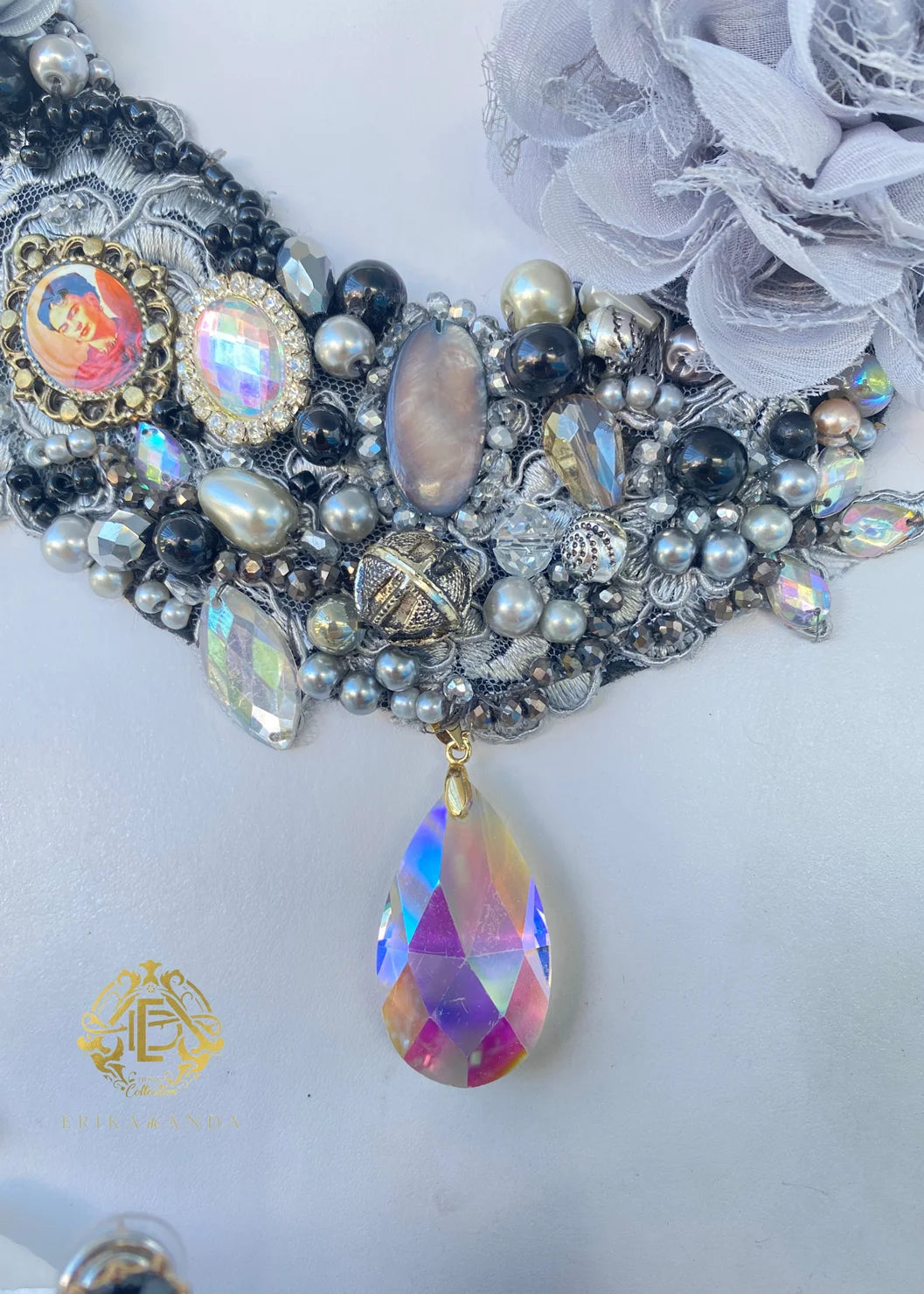 COLLAR DE CRISTAL GRIS CON ARETES Y PULSERA