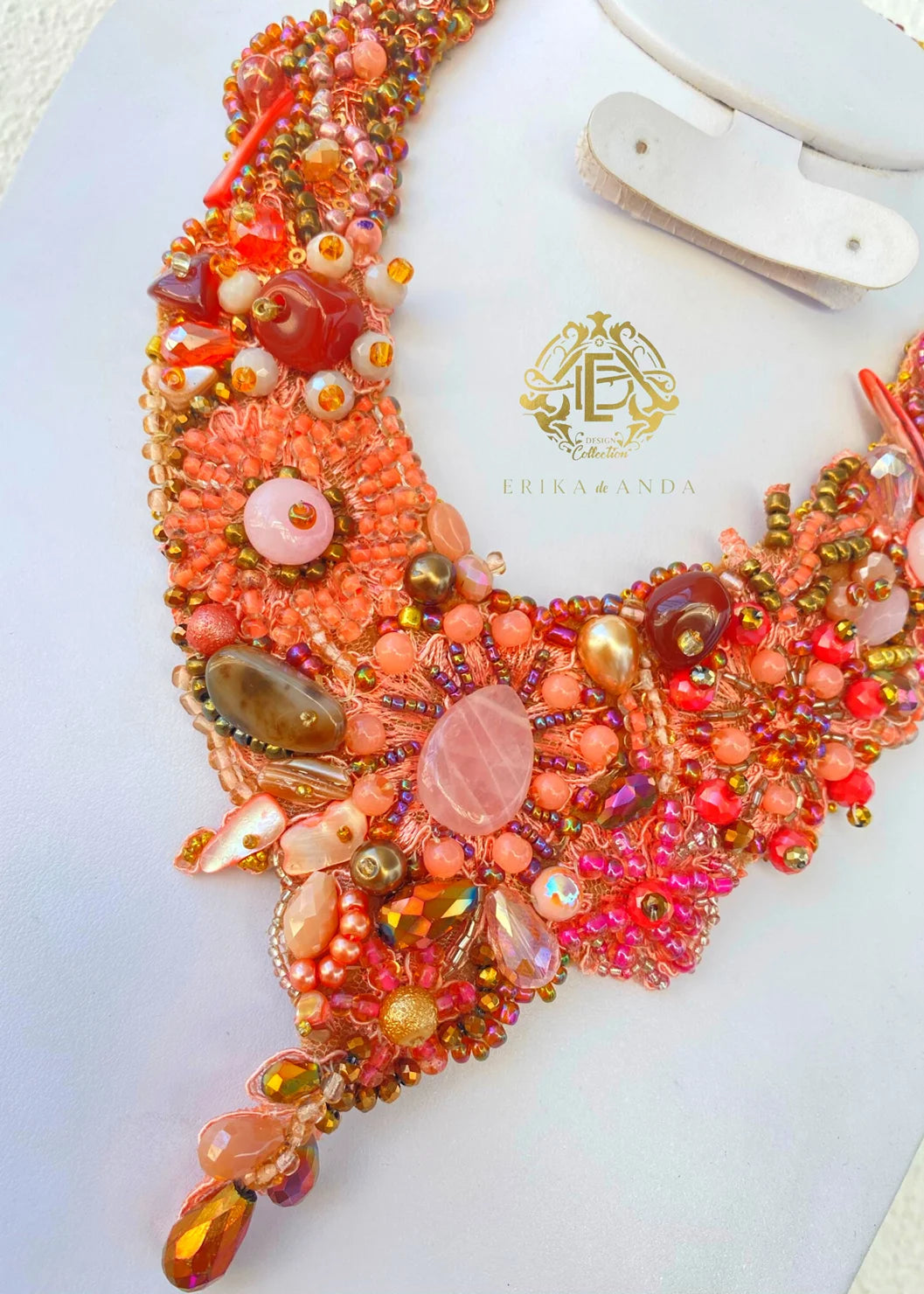 COLLAR BORDADO CON PIEDRA NATURAL CON ARETES Y PULSERA