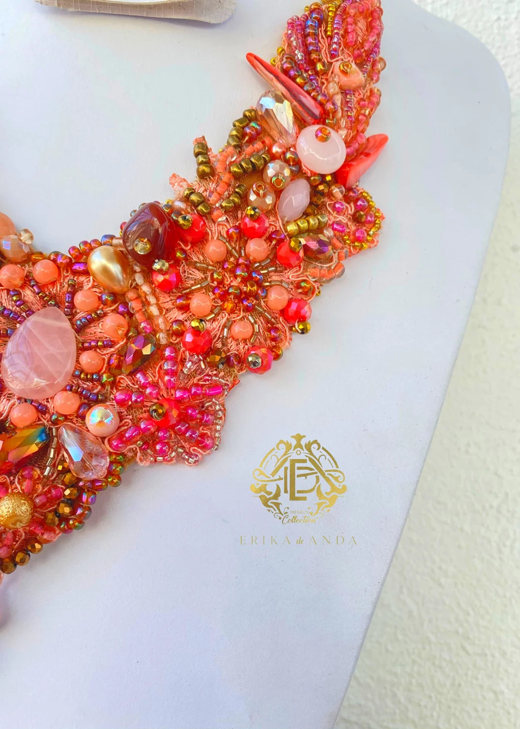 COLLAR BORDADO CON PIEDRA NATURAL CON ARETES Y PULSERA