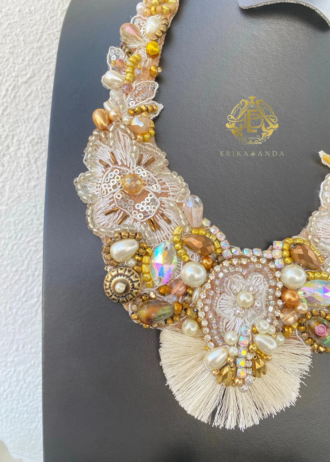 COLLAR BLANCO DE TELA CON ARETES Y PULSERA