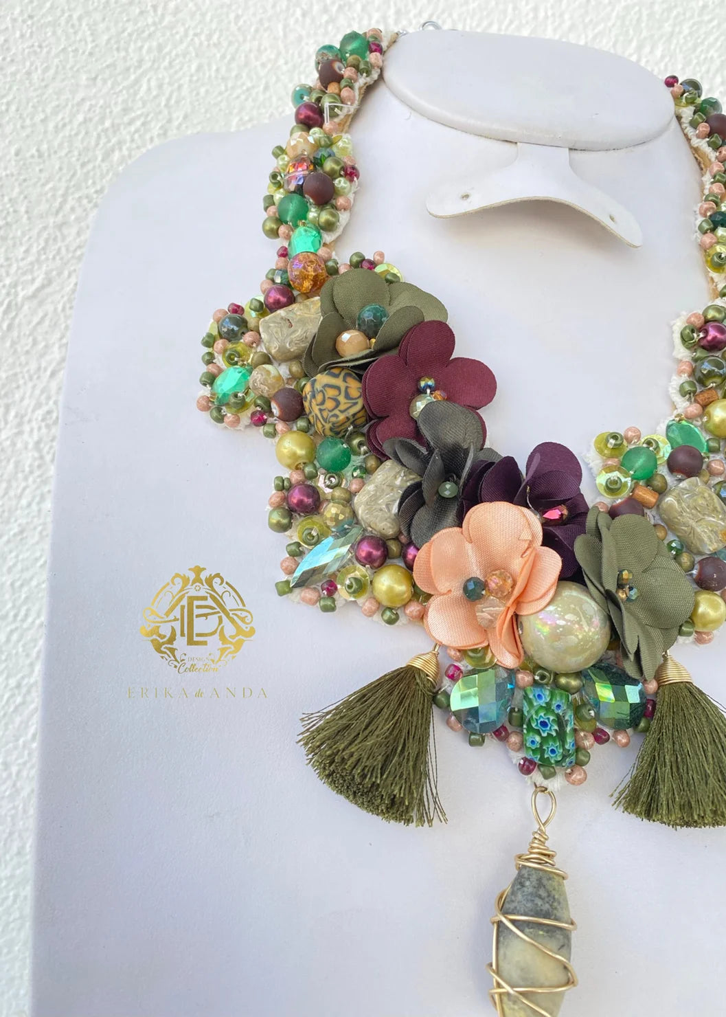 COLLAR VERDE DE FLOR DE TELA CON ARETES Y PULSERA