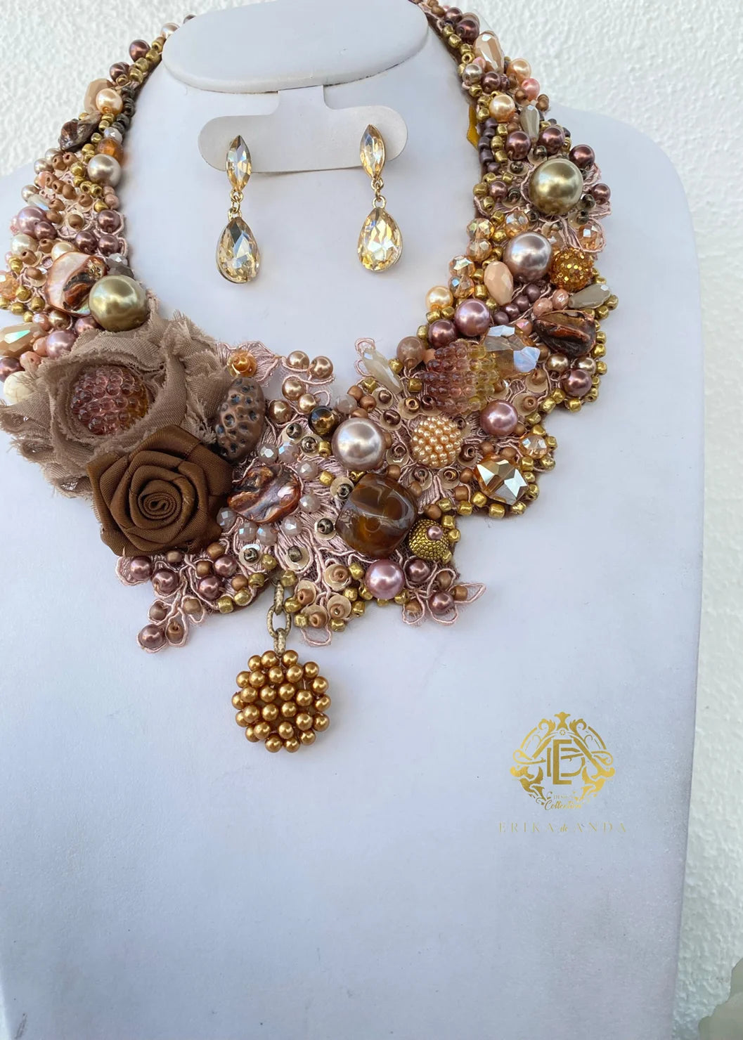 COLLAR CAFÉ CON BOLAS DE CHIFÓN CON ARETES Y PULSERA