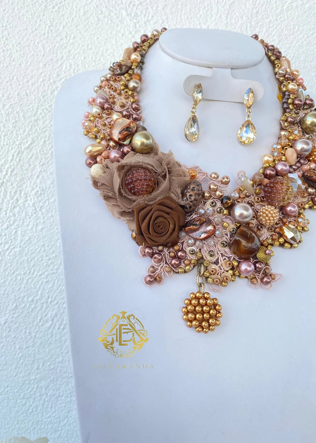 COLLAR CAFÉ CON BOLAS DE CHIFÓN CON ARETES Y PULSERA