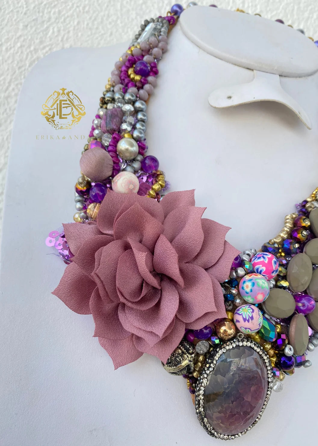 COLLAR MORADO CON PIEDRA GRANDE, ARETES Y PULSERA