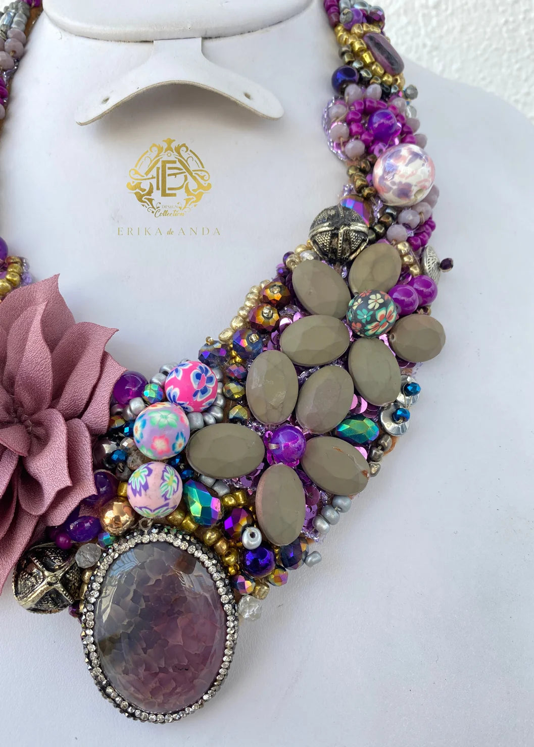 COLLAR MORADO CON PIEDRA GRANDE, ARETES Y PULSERA