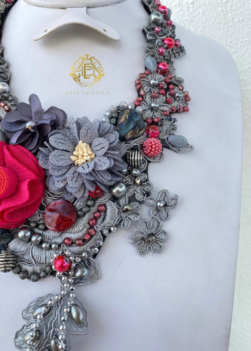 COLLAR GRIS CON FLOR ROSA CHIFÓN, ARETES Y PULSERA