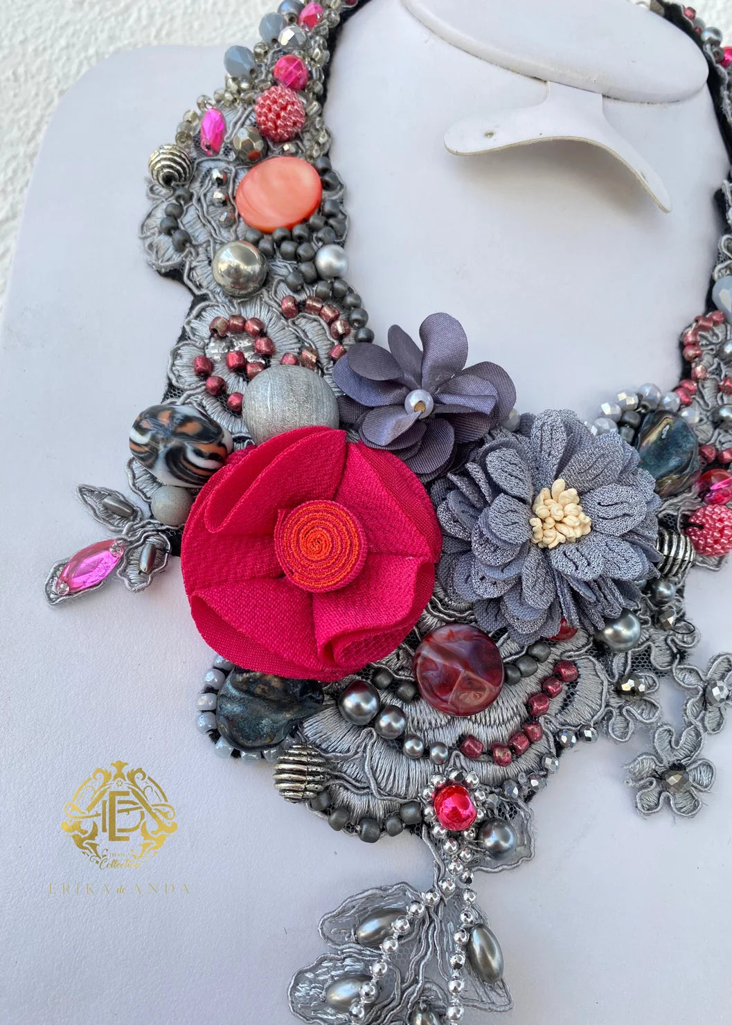 COLLAR GRIS CON FLOR ROSA CHIFÓN, ARETES Y PULSERA