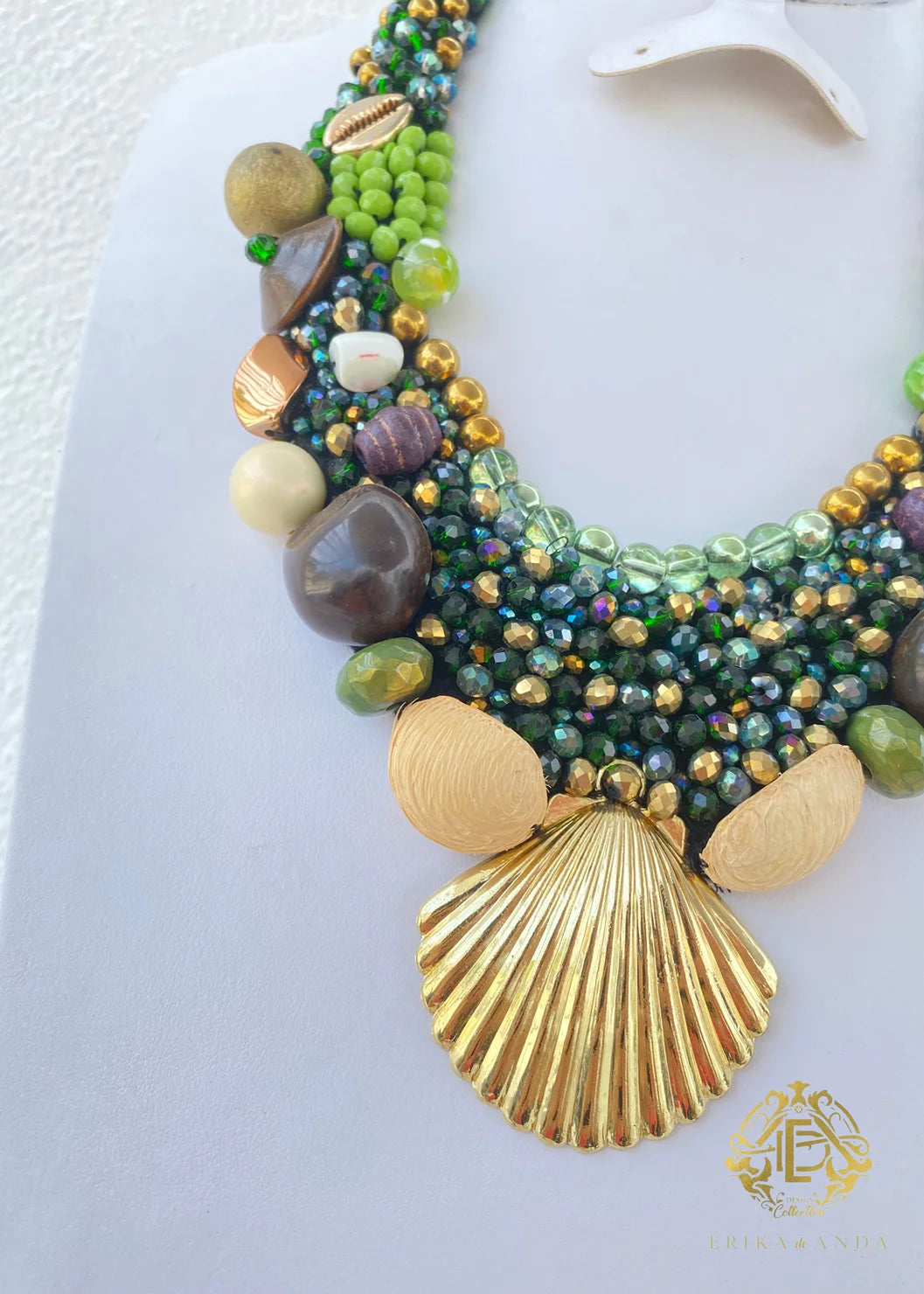 COLLAR VERDE DE CONCHA DE METAL, CON ARETES Y PULSERA