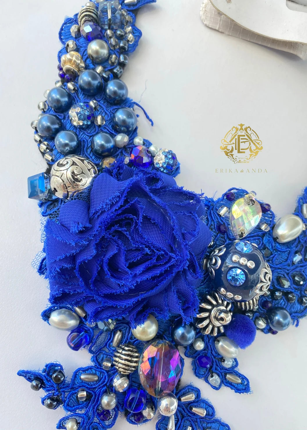 COLLAR DE ENCAJE AZUL CON CRISTAL Y ARTES