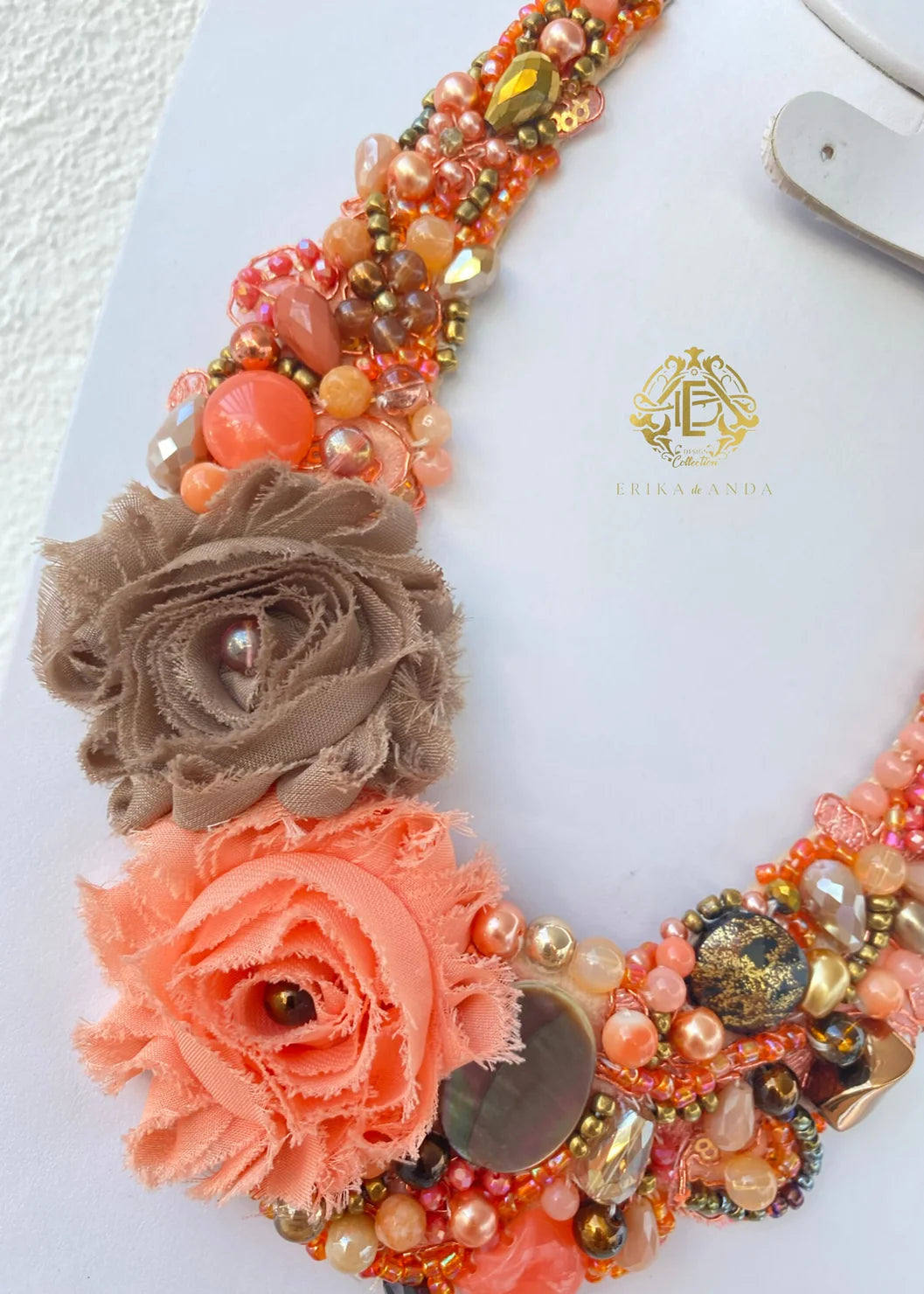 COLLAR ENCAJE CORAL CLARO CON FLOR DE CHIFÓN Y ARETES