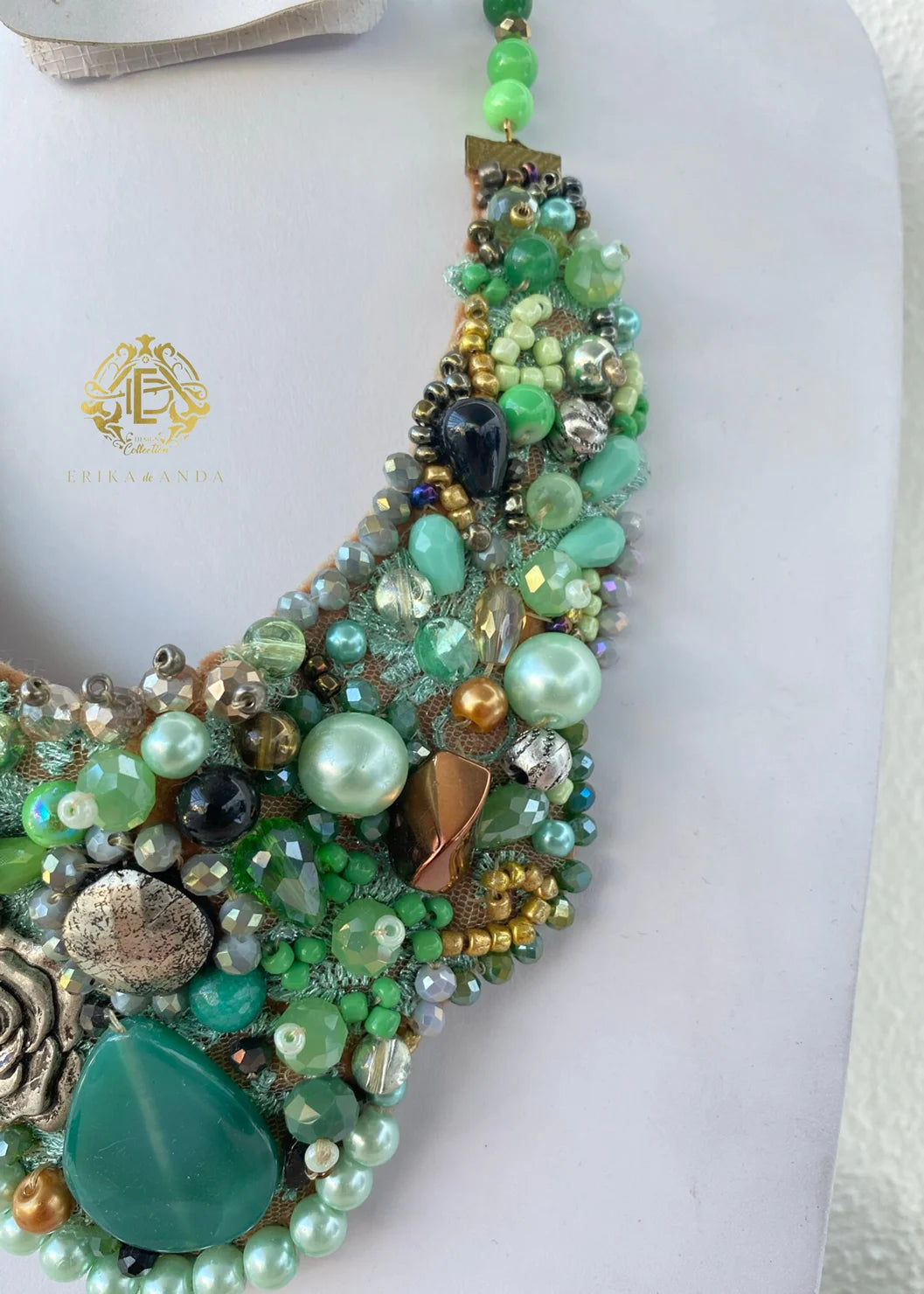 COLLAR VERDE  CON FLOR DE METAL Y ARETES