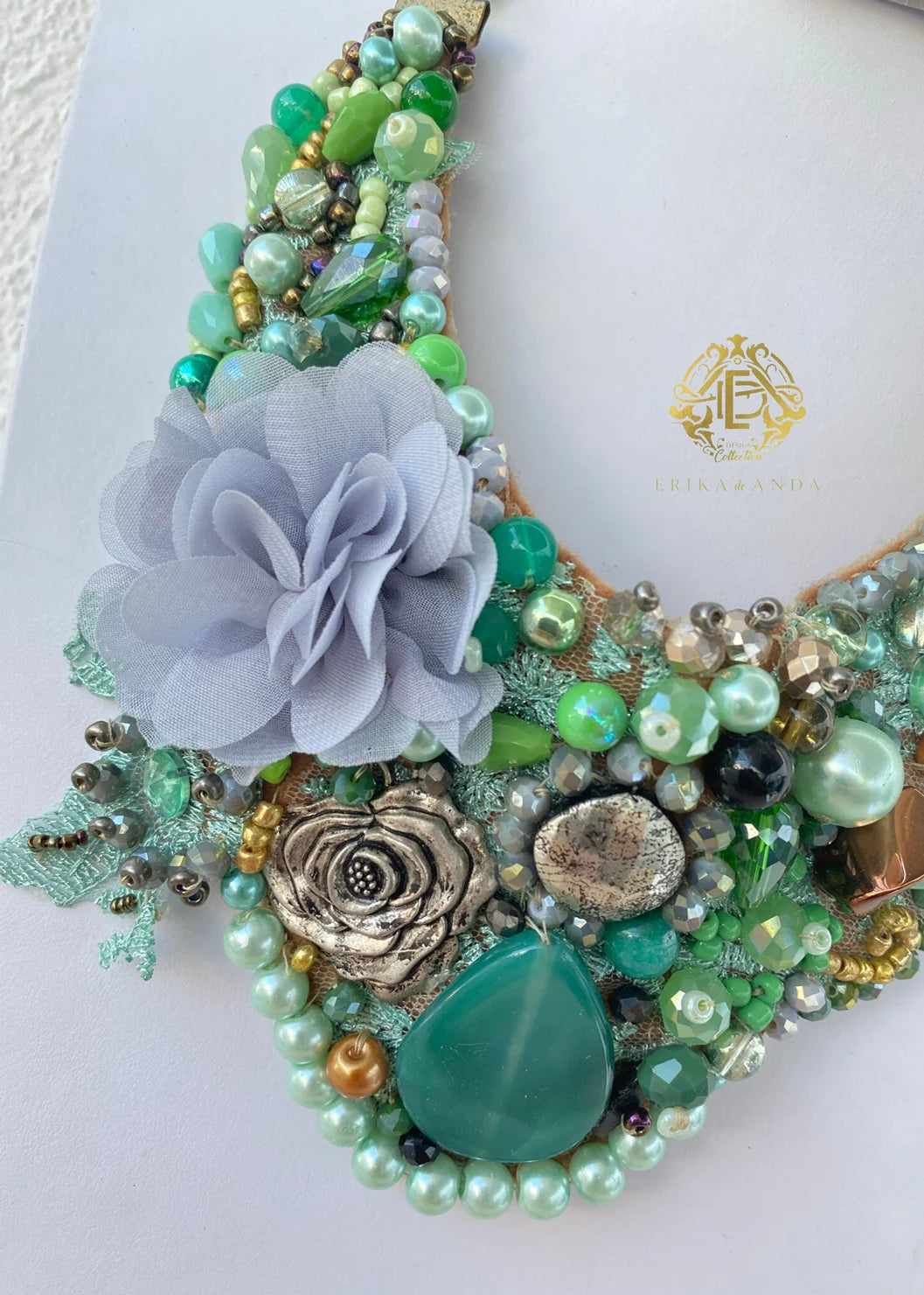 COLLAR VERDE  CON FLOR DE METAL Y ARETES
