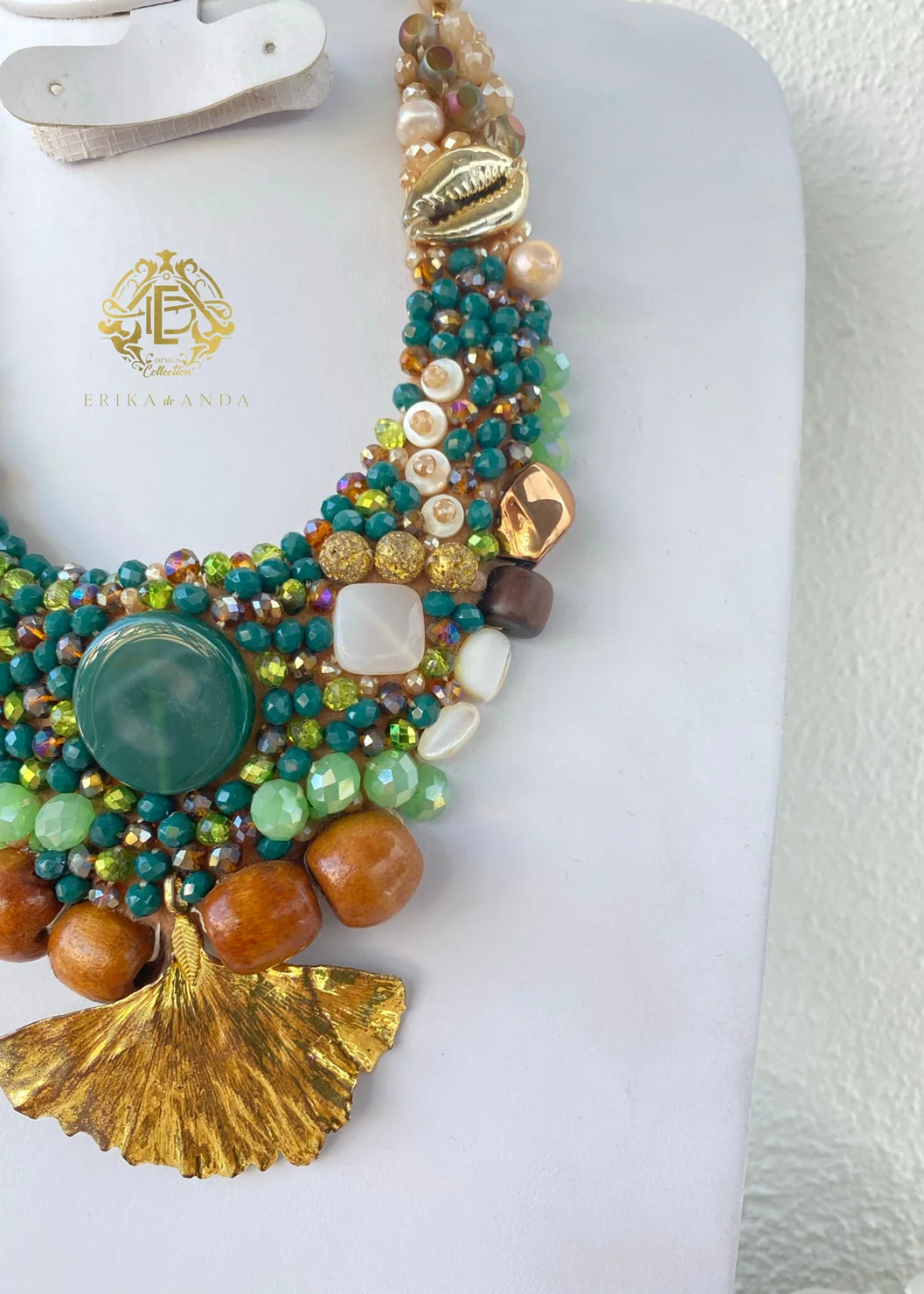 COLLAR DE MAR CON CONCHAS DE MAR DORADO Y ARETES
