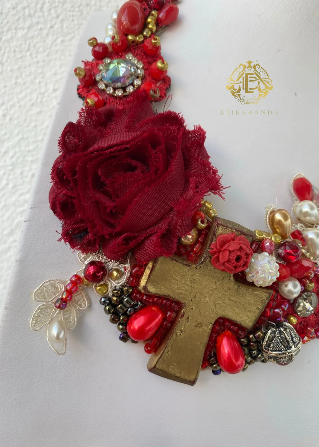 COLLAR DE CRUZ CON ARTES