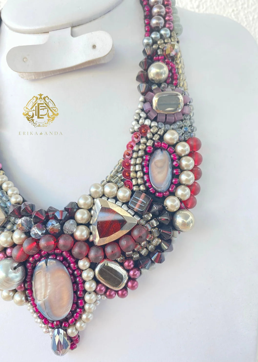 COLLAR VIOLETA CON PERLAS BLANCAS Y ARETES