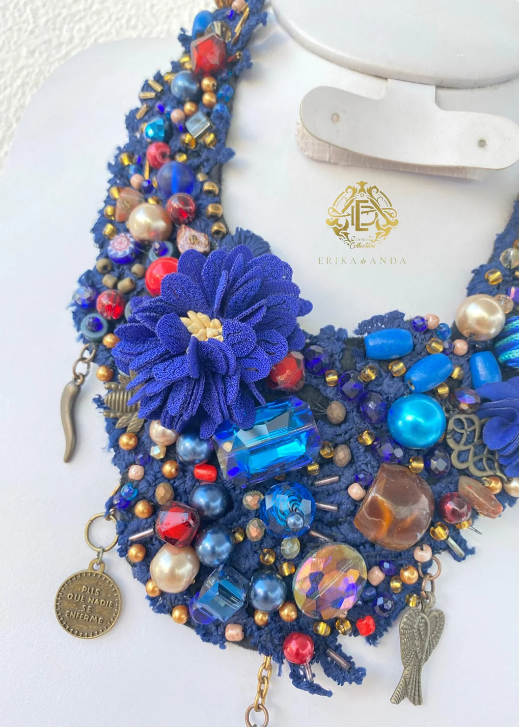 COLLAR CON DIJES DE METAL Y CRISTAL CON ARETES