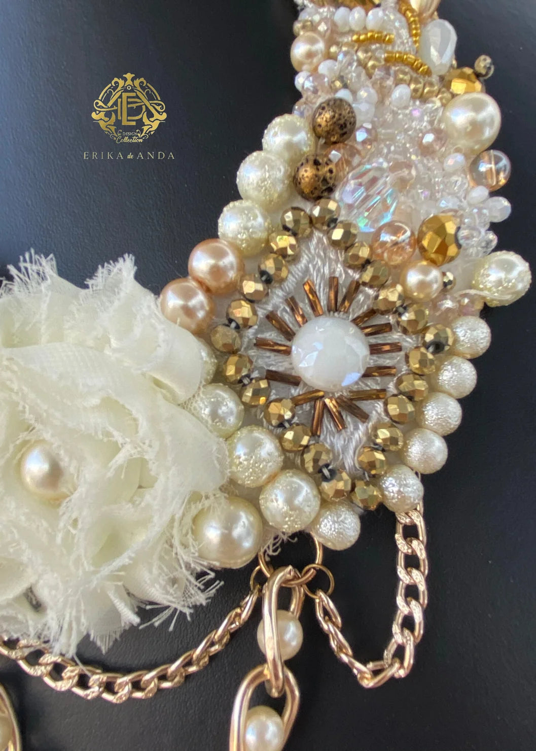 COLLAR DE PERLAS Y ARRAJE CON ARETES DE FLOR