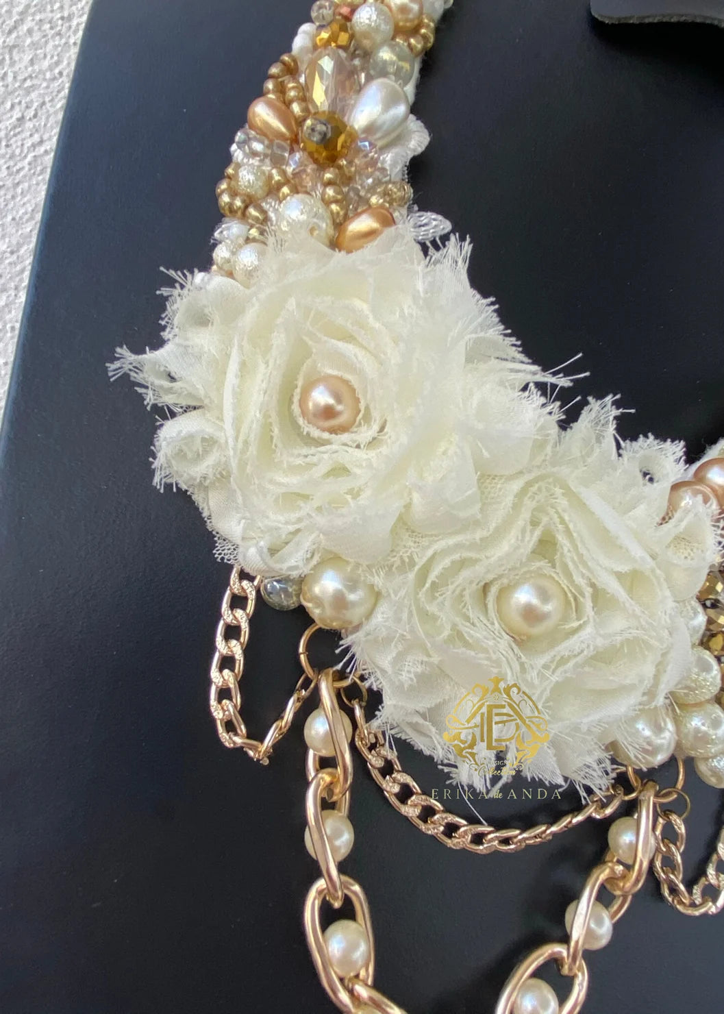 COLLAR DE PERLAS Y ARRAJE CON ARETES DE FLOR