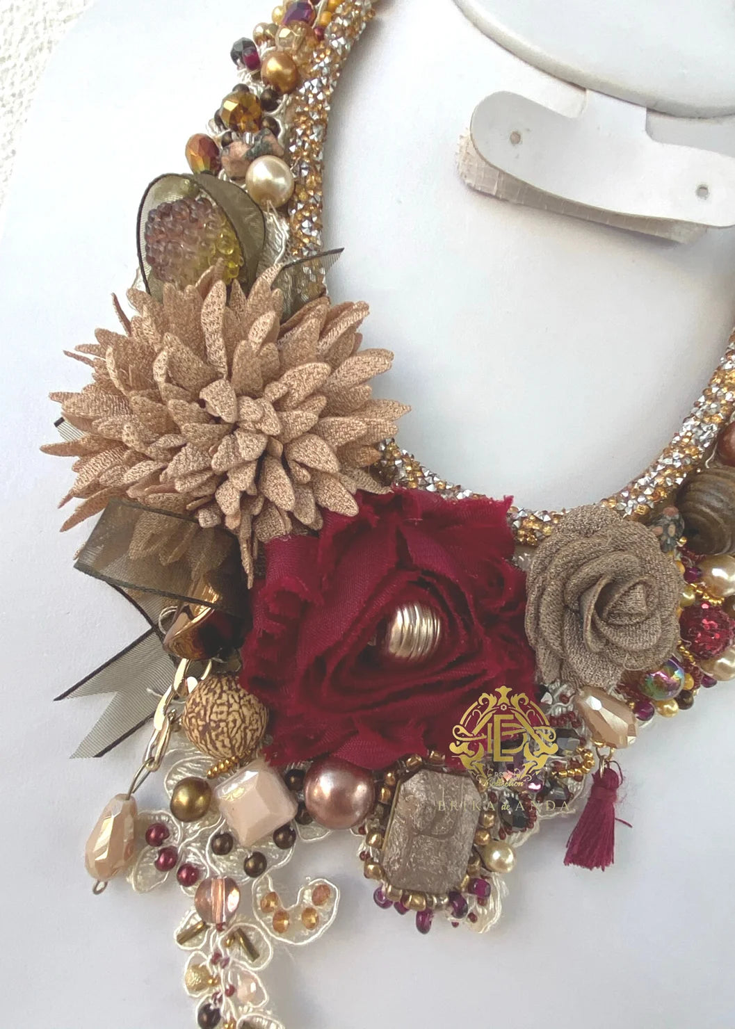 COLLAR DE FLOR DE CHIFÓN Y SEMILLA NATURAL CON ARETES