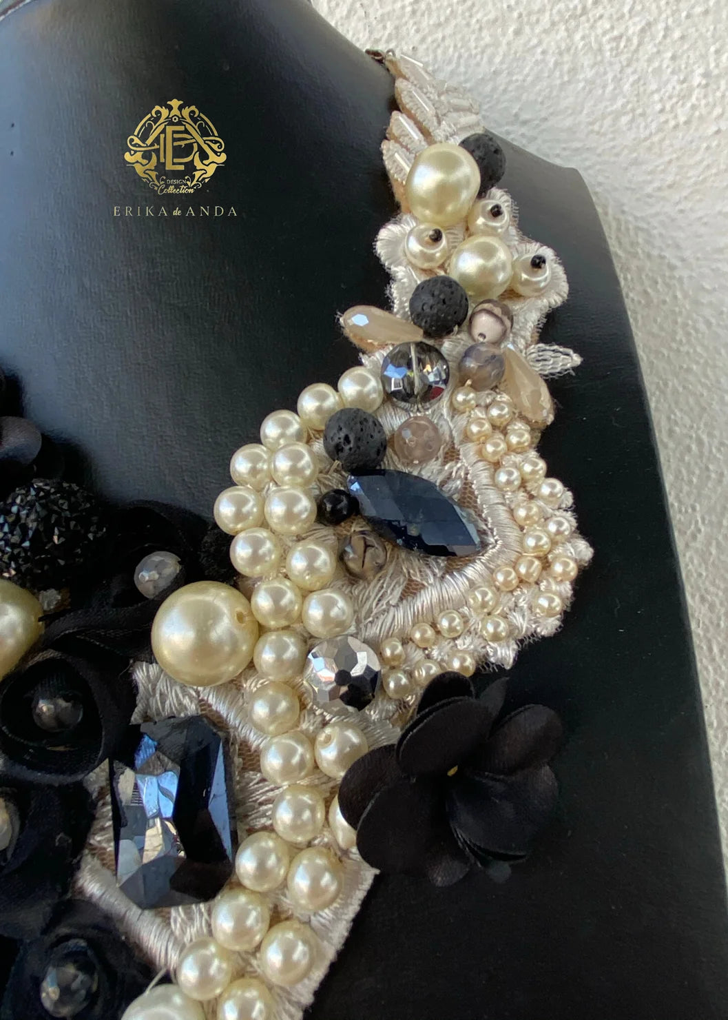 COLLAR ENCAJE BLANCO CON FLORES DE TELA NEGRAS Y ARETES