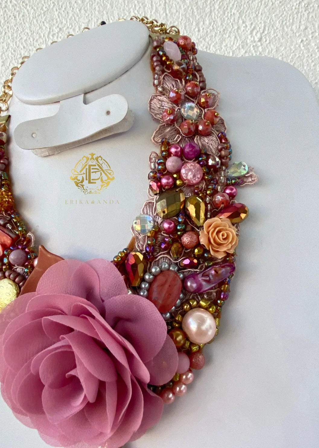 COLLAR ROSA CON FLOR DE CHIFÓN GAMA MEDIA Y ARETES