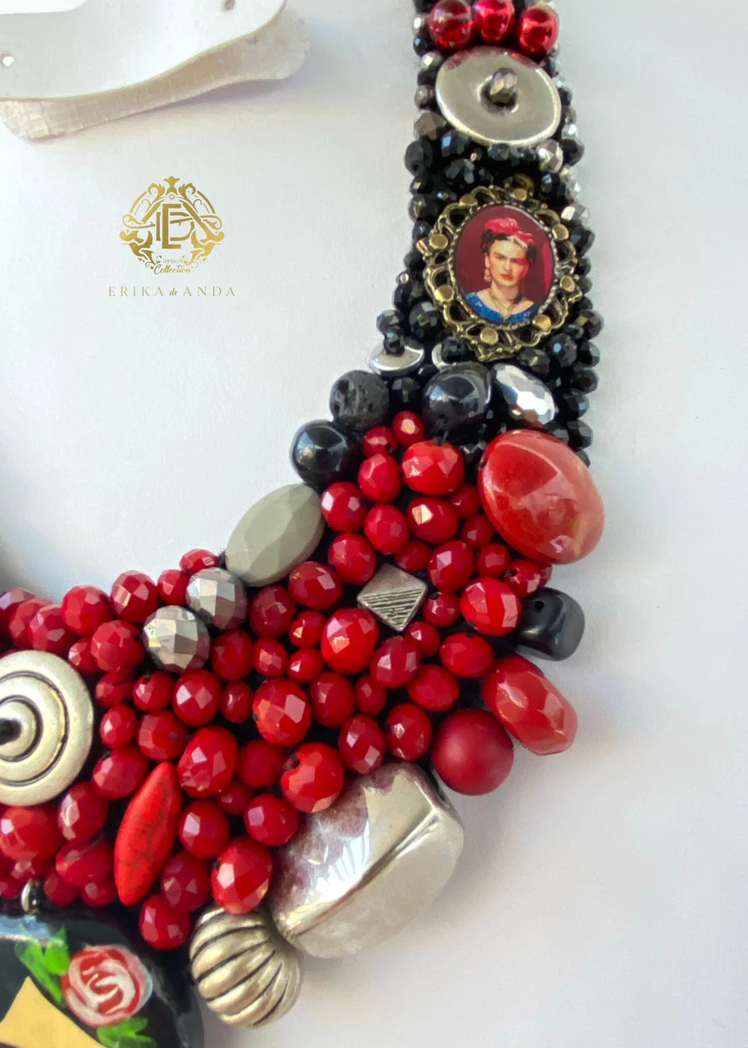 COLLAR DE FRIDA KAHLO CON DIJES METALICOS Y ARETES