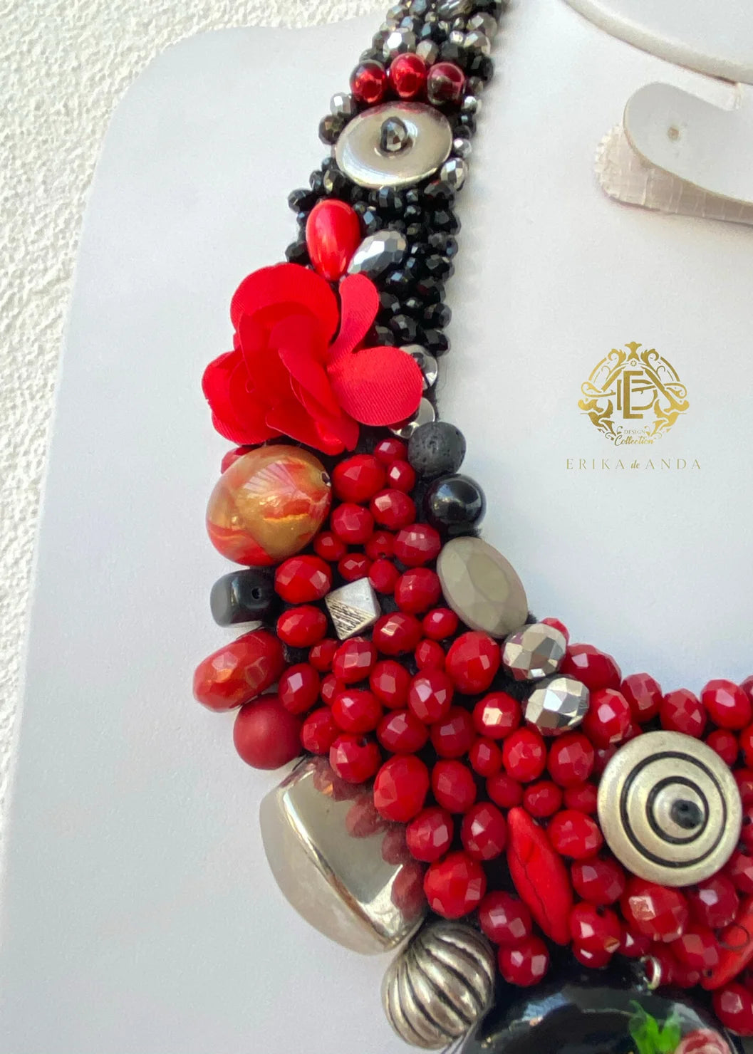 COLLAR DE FRIDA KAHLO CON DIJES METALICOS Y ARETES