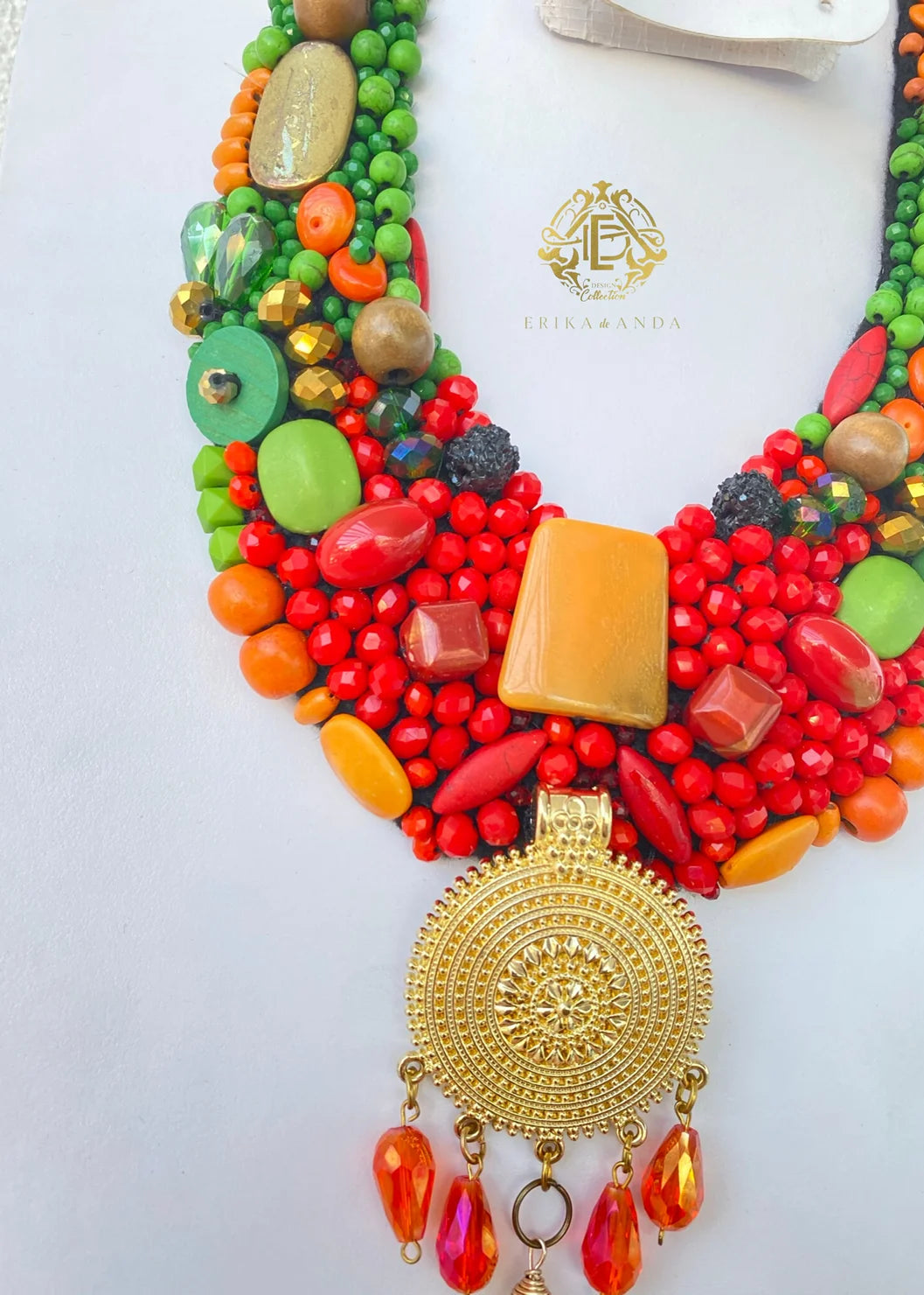 COLLAR MULTICOLOR CON DIJE RUEDA DORADO Y ARETES