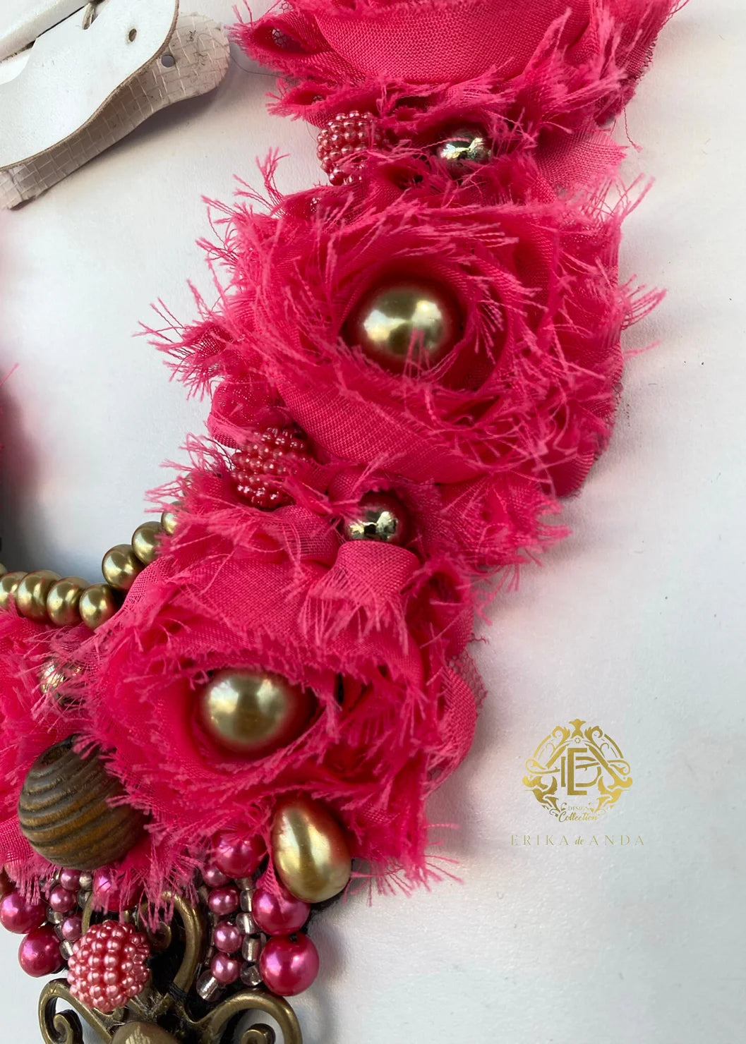 COLLAR DE CRUZ METALICA Y FLORES DE CHIFÓN CON ARETES
