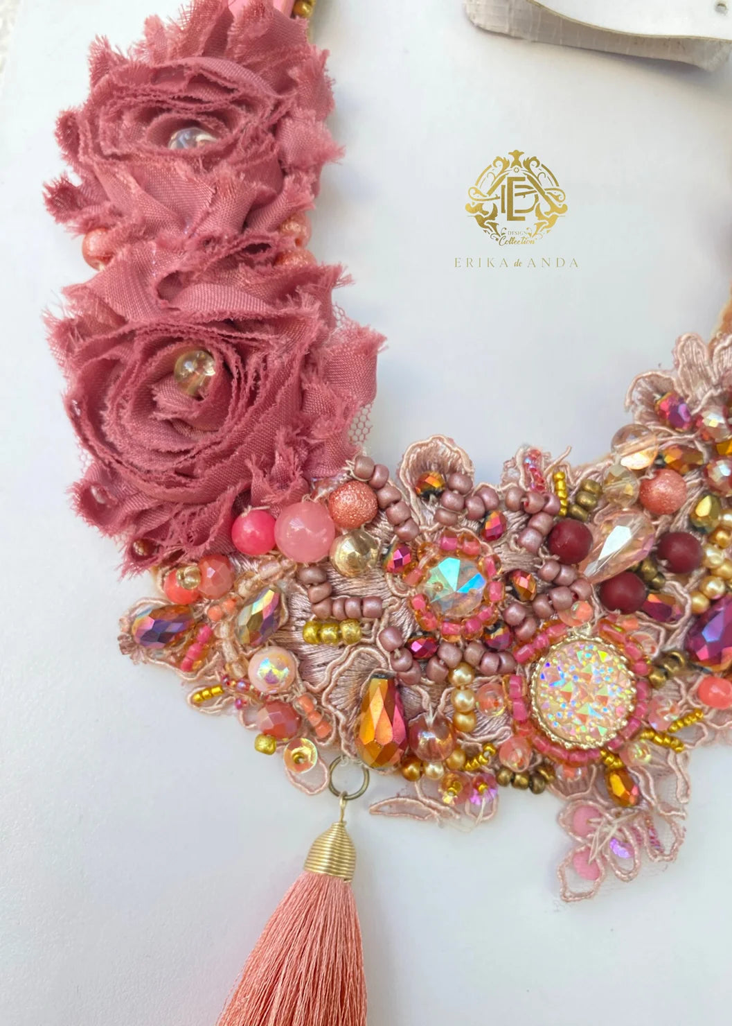 COLLLAR CORAL DE FLOR DE CHIFÓN CON CHAQUIRÓN Y ARETES CON MOTAS DE HILO