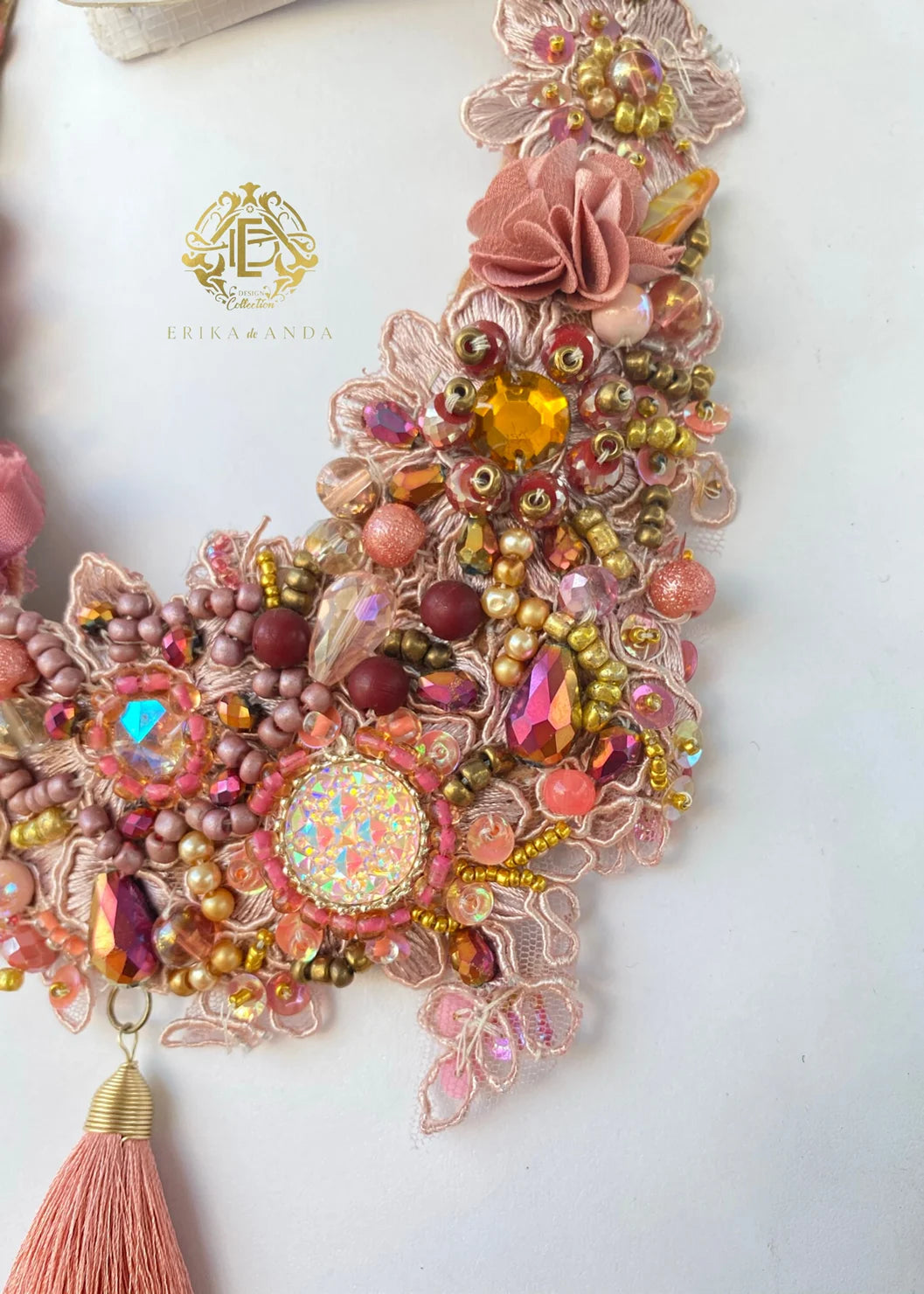 COLLLAR CORAL DE FLOR DE CHIFÓN CON CHAQUIRÓN Y ARETES CON MOTAS DE HILO