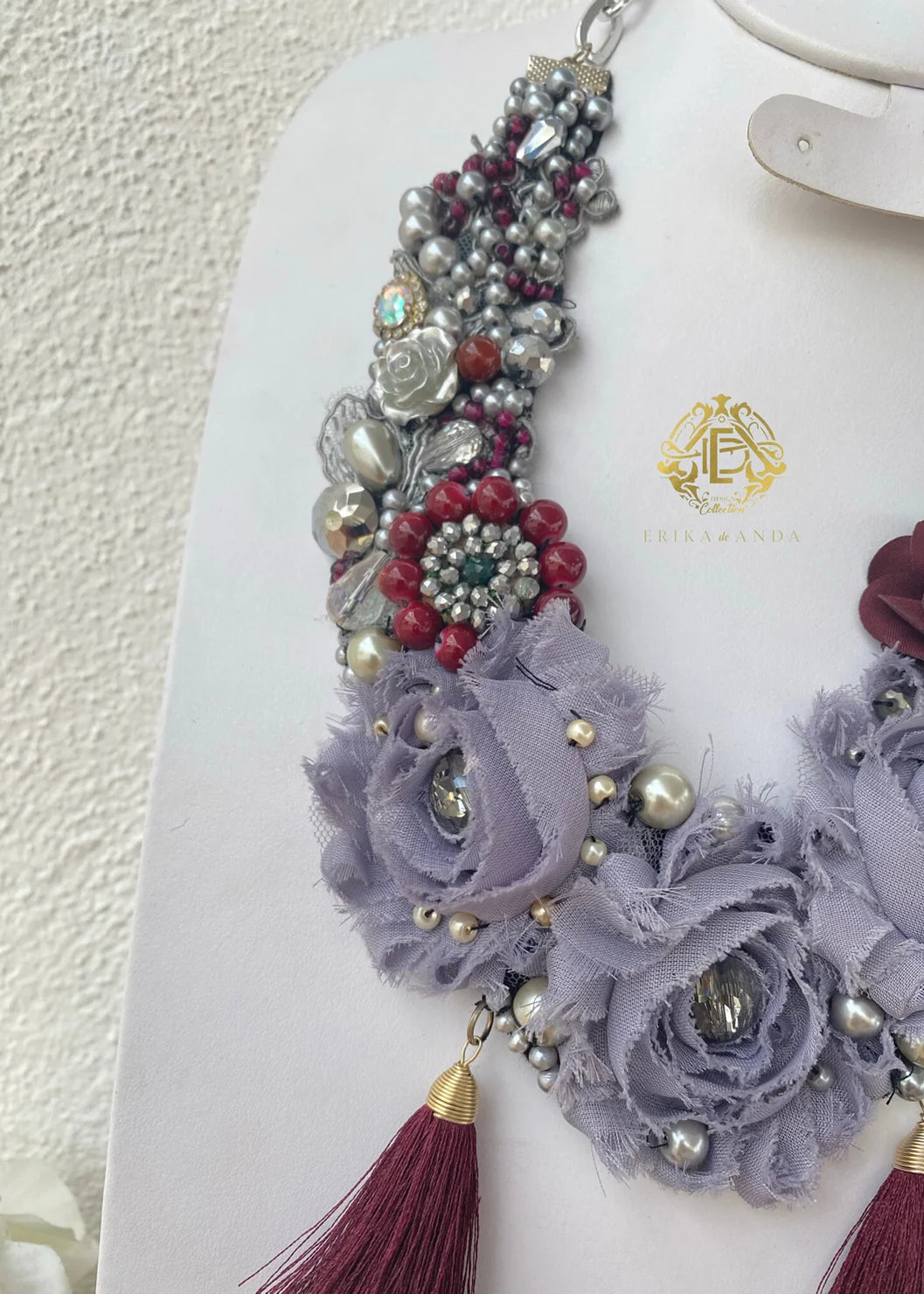 COLLAR PLATEADO CON FLOR DE CHIFÓN Y MOTAS DE HILO CON ARETES