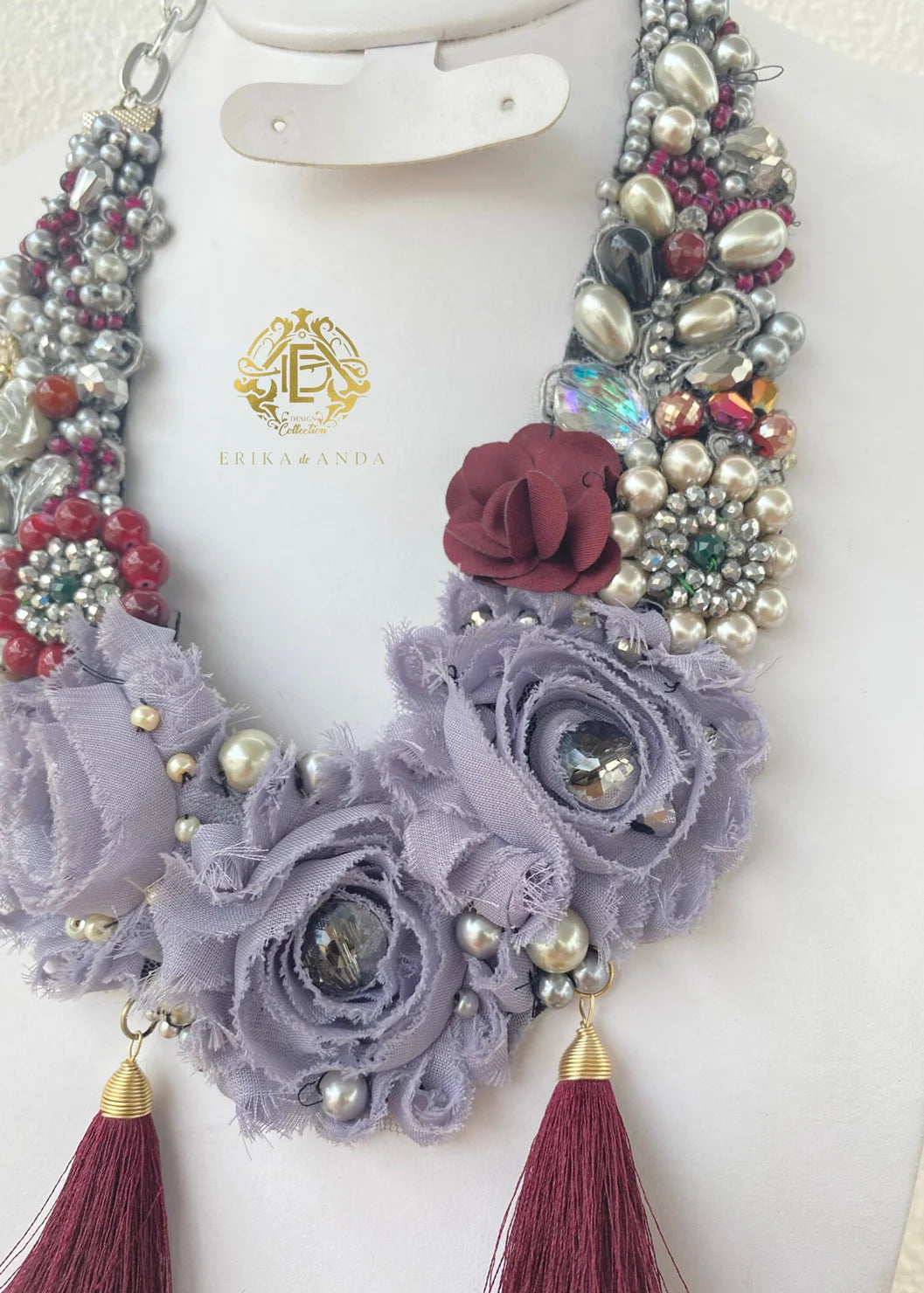 COLLAR PLATEADO CON FLOR DE CHIFÓN Y MOTAS DE HILO CON ARETES