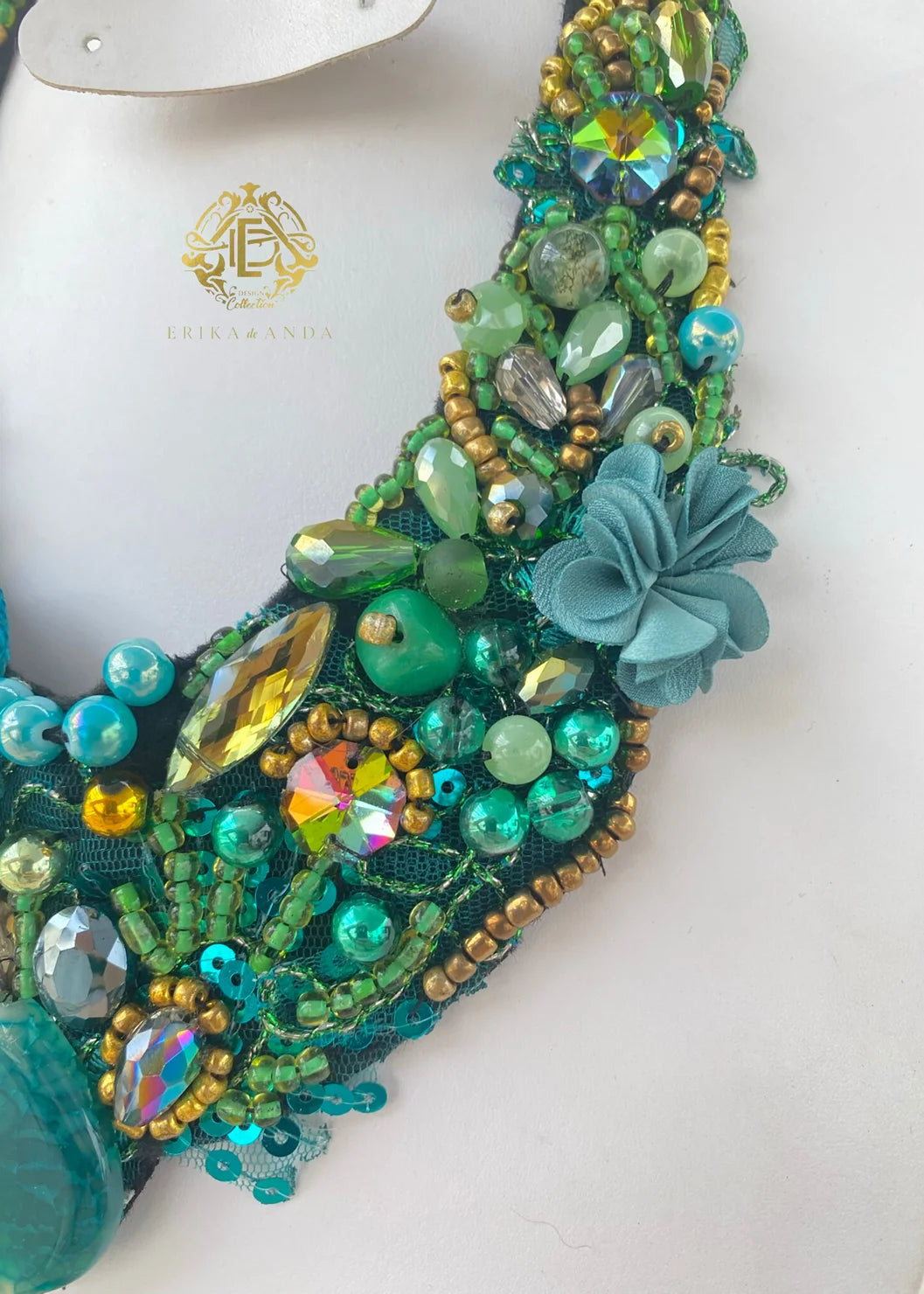 COLLAR VERDE DE CRISTAL Y CARETES