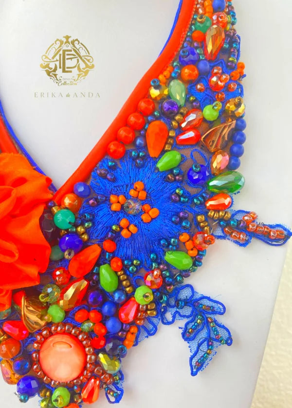 COLLAR CON FLOR NARANJA Y AZUL.