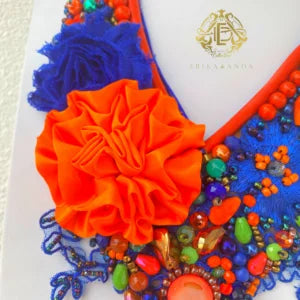 COLLAR CON FLOR NARANJA Y AZUL.