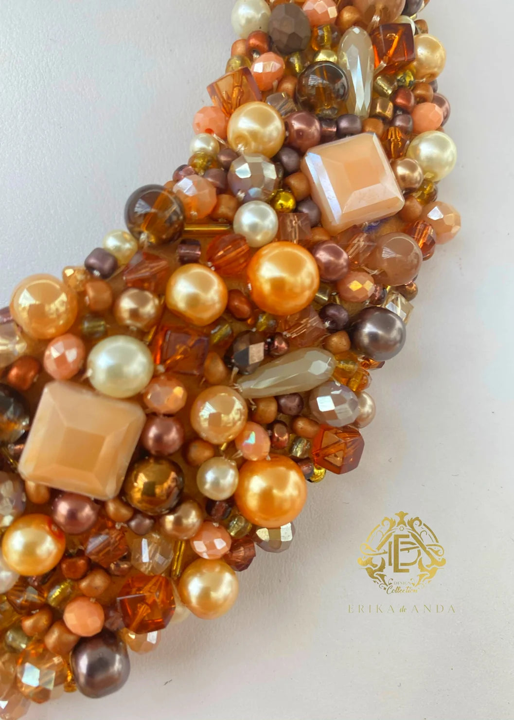 COLLAR DE PERLAS DORADAS CON ACRILICO