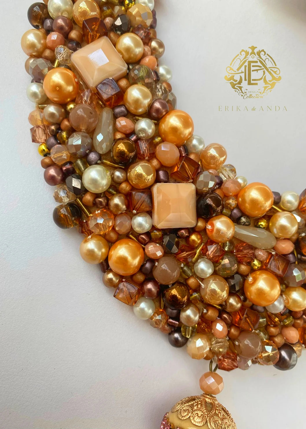 COLLAR DE PERLAS DORADAS CON ACRILICO